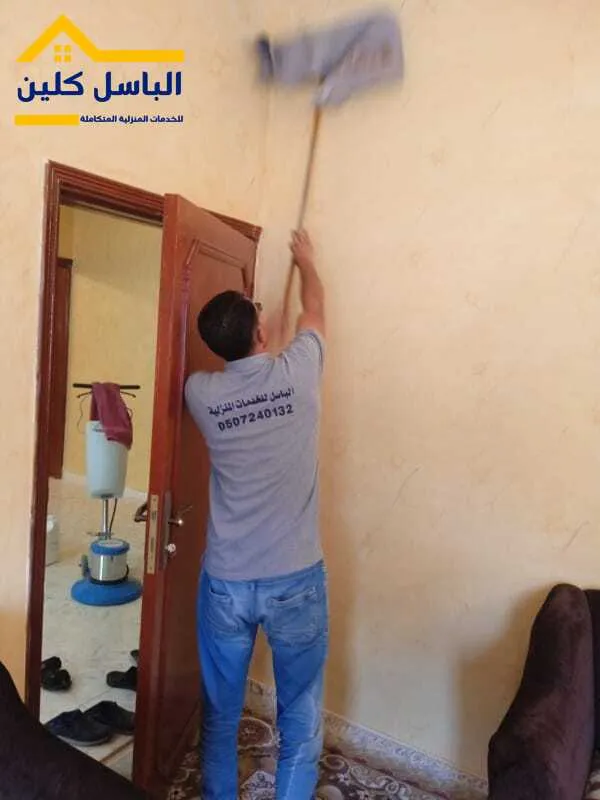 عمال تنظيف المنازل